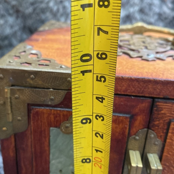 Vtg Oriental Wooden Jewelry Box Ornate Brass Carved Jade Inlaid w/ lock and key - Picture 14 of 16